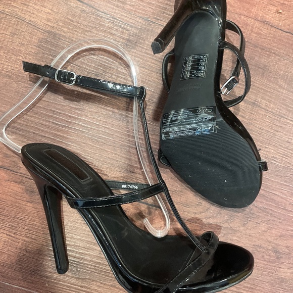 LAST CHANCE FOREVER 21 Black High Riding Ankle Strap Sandals - Picture 1 of 1